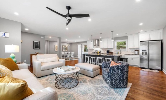 Smyrna House | Stylish Blue Ribbon 3BR Bungalow near Truist Park