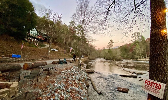 Wilscot Cabin | Exquisite Blue Ridge Castaway Cabin by The Toccoa River