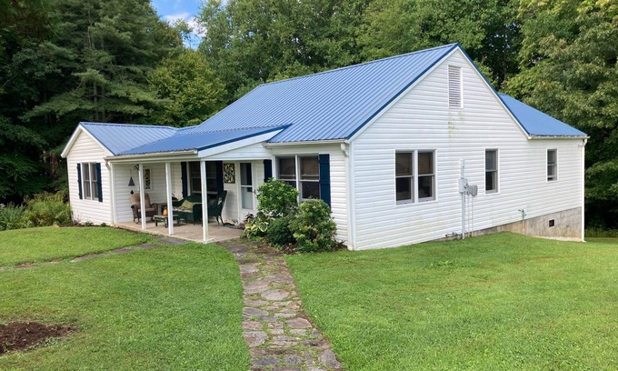 Glade Valley House | Inviting Blue Ridge Country Home for Your Winter Escape