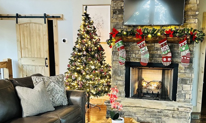 McCaysville Ski Chalet | Unforgettable Getaway at Blue Ridge: Hot Tub & Fire Pit!