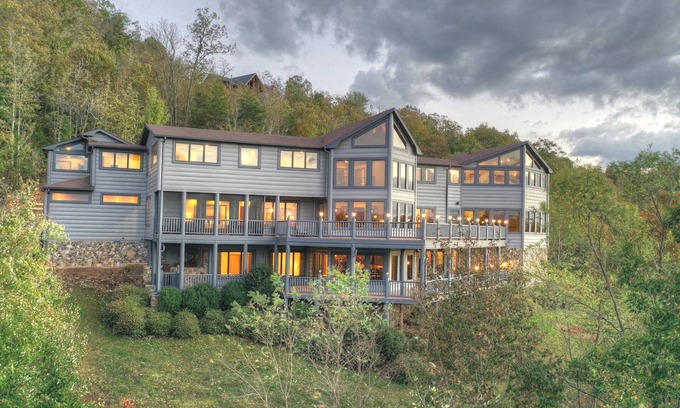 Blue Ridge Cabin | Relaxing Blue Ridge Lodge | 9BR Retreat with Scenic Views