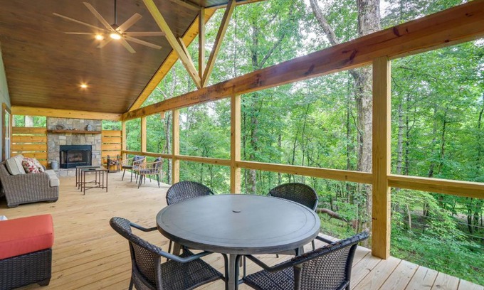 Epworth House | Cozy Blue Ridge Mountainside Cottage with Fire Pit!