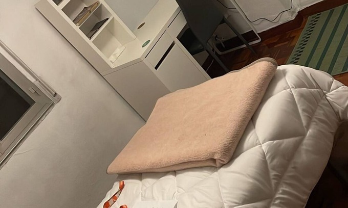 Barakaldo Apartment | Convenient Blue Room with Spa & Breakfast Near Metro