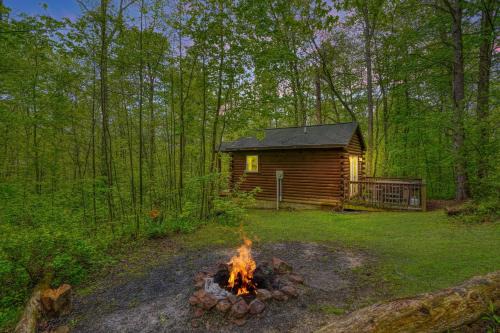 Logan House | Relax at Blue Rose Cabins: Family-Friendly Cupids Cabin