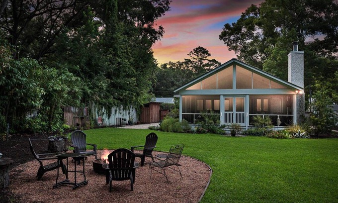 Kings Terrace House | Blue Skies Cottage: Fun Beach Retreat with Ocean Views!