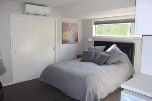 Lake Hayes Apartment | Pet-Friendly Blue Skies Guest Accommodation - Rated 9.9/10
