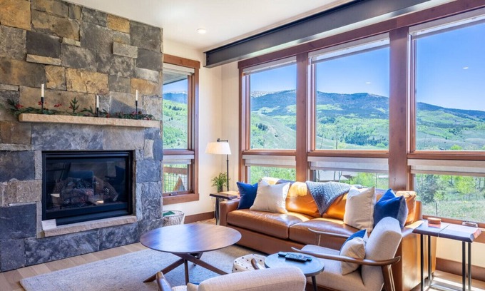Silverthorne House | Unforgettable Blue Sky Basecamp - Mountain Home Retreat