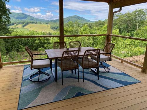 Jefferson House | Serene Blue Sky Cabin with Hot Tub and Breathtaking Views