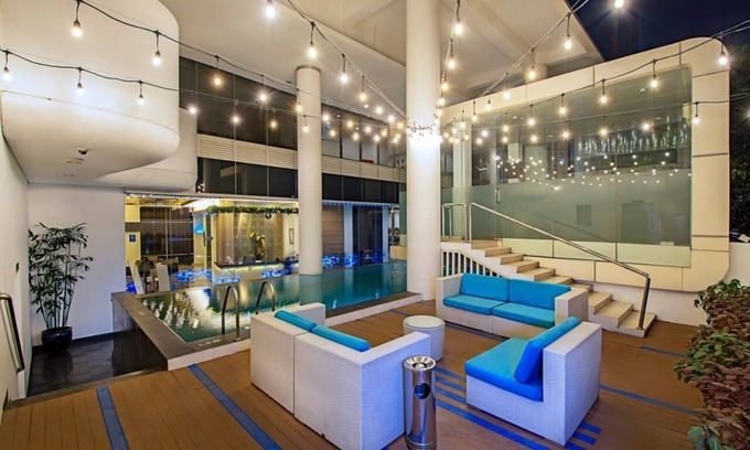 Petamburan Hotel | Relaxing Blue Sky Hotel Petamburan with Pool & Dining