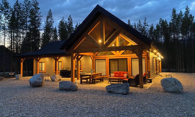 Valemount Bed & Breakfast | Blue Sky Valemount Cabin: Your Ideal Retreat Awaits