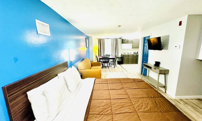 Manomet Hotel | Relax at Blue Spruce Motel & Townhouses with Pool Access