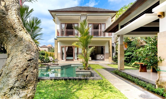 Peliatan Villa | Relax at Blue Swing Villa with Private Pool and Kitchen