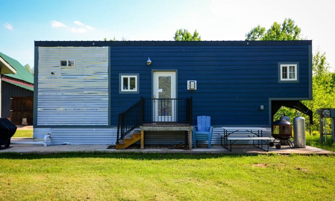 Hinckley House | Cozy Blue Tiny Home with Hot Tub Near St. Croix State Park