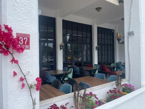 Burhaniye Hotel | Beachfront Bliss at Blue Topas Otel with Ocean Views
