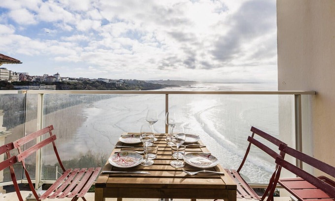 Behobie Apartment | Blue Uhaina: Sea View Apartment in Biarritz Downtown