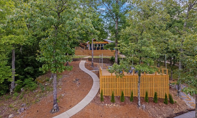 Arley House | Blue View: Family-Friendly Retreat with Breathtaking Scenery