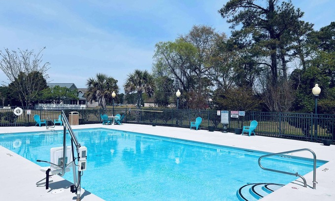 Sneads Ferry Hotel | Relax at Blue Water Inn & Suites with Pool and Dining