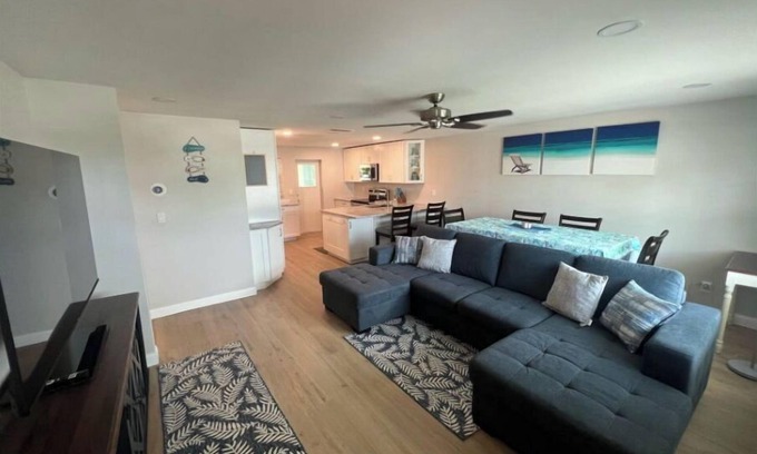 Naples Park Cottage | Ideal Blue Water Retreat @ Vanderbilt - Steps to Beaches & Dining