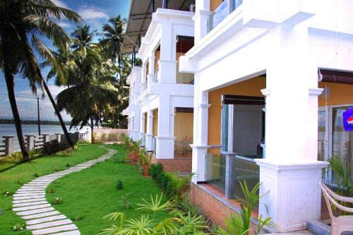 Kundapur Resort | Inviting Blue Waters: Family-Friendly with Pool & Dining