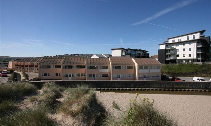 Perranporth Apartment | Cozy Blue Waters with Ocean View in Perranporth