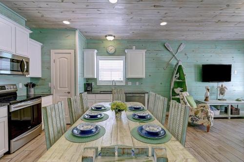 Port Aransas House | Unforgettable Blue Wave at Station Place with Pool & Family Fun