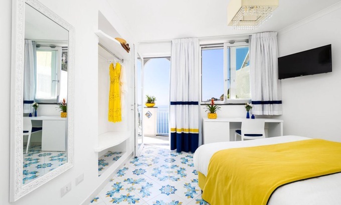 Chiesa Nuova House | Relax at Blue Waves in Positano with Breakfast & Kitchen