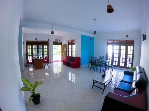 Nupe Bed & Breakfast | Cozy Blue Waves Madiha: Pet-Friendly Ocean View Retreat