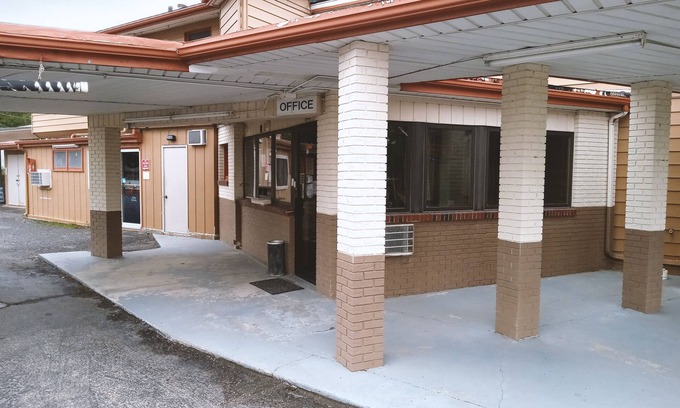 Winfield Hotel | Budget-Friendly Blue Way Inn And Suites in Winfield