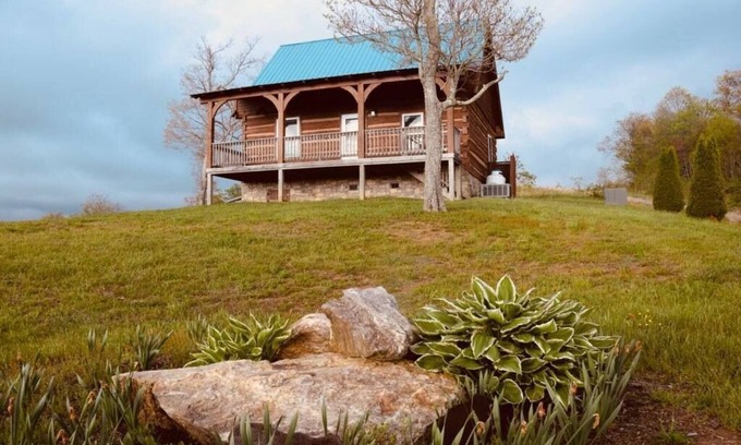 Vesta Cabin | Majestic Blue Willow Cabin with Breathtaking 180-Degree Views