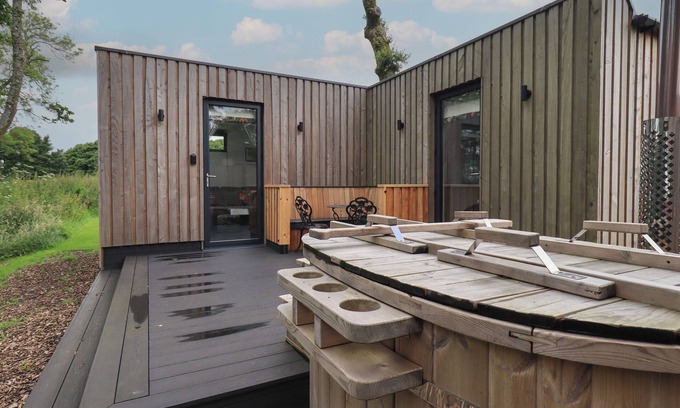 Hutton Cottage | Bluebell Cabin: Pet-Friendly Retreat with Hot Tub in Ullswater