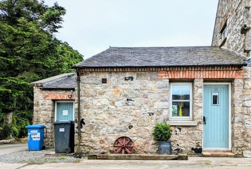 Armagh Ski Chalet | Relaxing Bluebell Cottage with Hot Tub & Family-Friendly Vibe