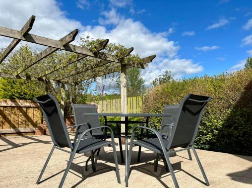 Ross-on-Wye House | Cozy Bluebell Cottage: Pet Friendly & Highly Rated Stay