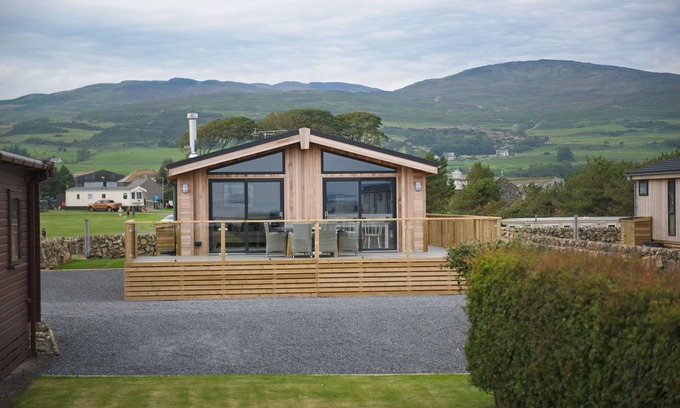 Castle Douglas Cottage | Bluebell Lodge: Comfortable Retreat for Families and Pets