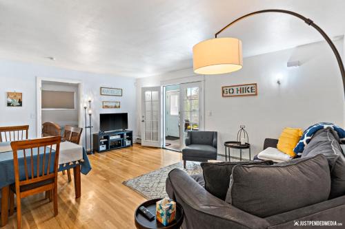 University Area House | Blueberry Bungalow - UMED Area