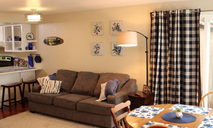 Seward House | Unforgettable Blueberry Haven at Mt. Marathon's Base