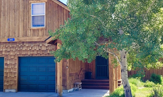Winthrop Condo | Dog-Friendly Bluebird Condo Near Ski Trails & Downtown