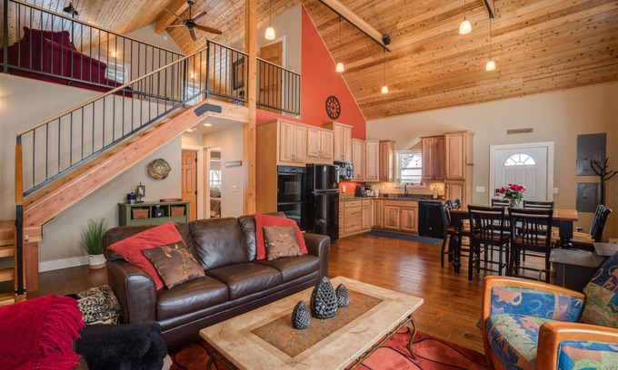 Ardenvoir House | Family-Friendly Getaway at Bluebird Corner with Hot Tub
