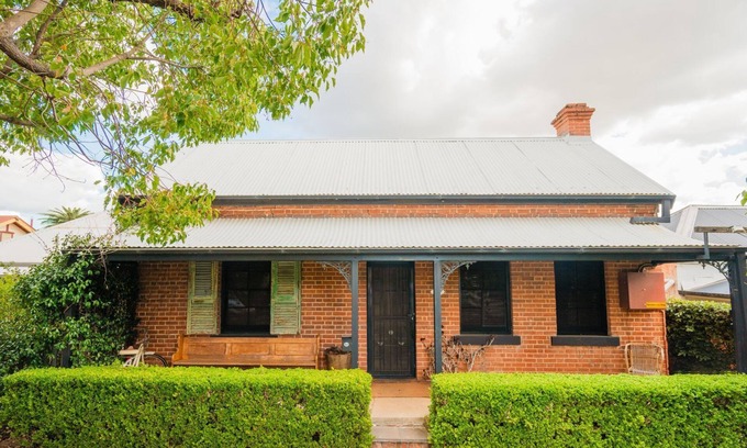 East Tamworth House | Bluebird Cottage: Character and Oceanfront Retreat Awaits