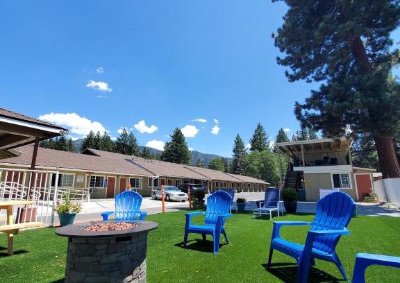 South Lake Tahoe Hotel | Cozy Bluebird Day Inn & Suites: Pet-Friendly Comfort Awaits