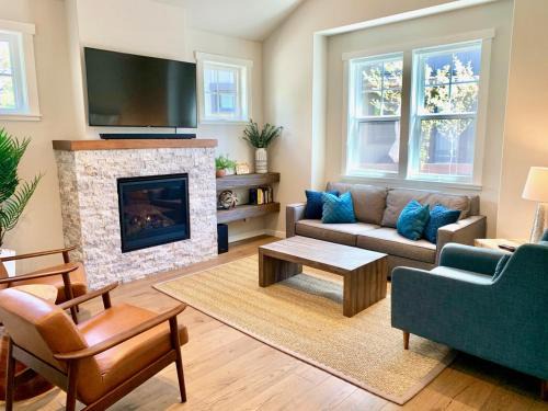 Century West House | Bluebird Day - River Trail House