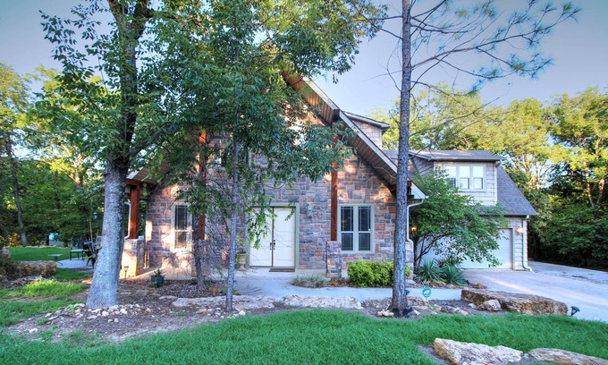 Kingston House | Family-Friendly Bluebird Landing: Poolside Bliss Awaits