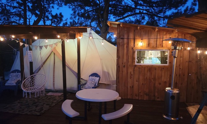 Hot Springs House | Relax at BlueBird Nest 2.0: Hot Tub & Covered Kitchen