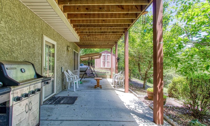 Pigeon Forge Cabin | Unforgettable Stay at Bluebird's Song with Spa & Hot Tub