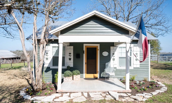 Burton House | Cozy Bluebonnet Bungalow: Family-Friendly Farmhouse Retreat