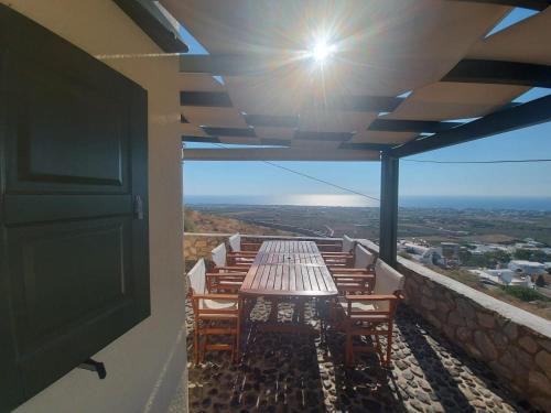 Exo Gonia House | Discover Bluegonia: Family-Friendly Retreat Rated 9.1/10
