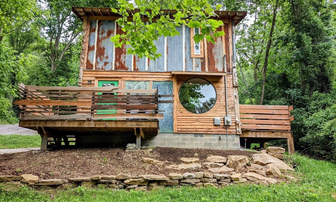Chattanooga Cabin | Idyllic Bluegrass Highway Retreat - Pool & River Access