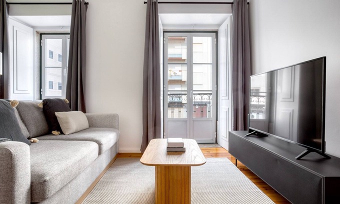 Santa Isabel Apartment | Discover Blueground: Family-Friendly Amoreiras Getaway