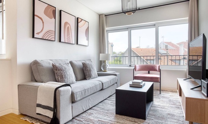 Santo Antonio Apartment | Blueground Amoreiras: Stylish Fully Furnished Retreat
