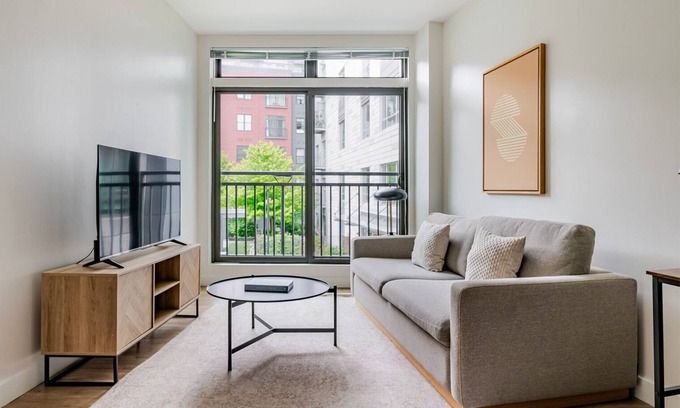 Assembly Square Apartment | Blueground | Assembly Square, pool, nr Mystic River