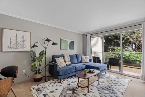 East Lake Hills Apartment | Beautiful Bellevue Apartment with Balcony and Lake Views